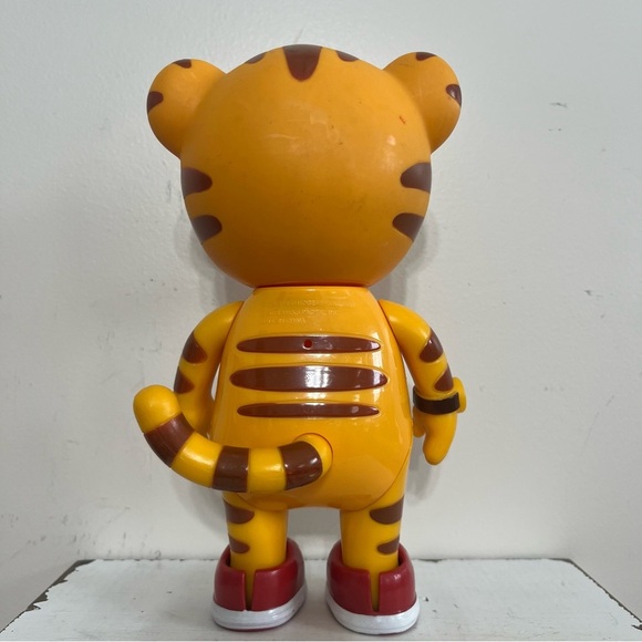 2018 Jakks Pacific Mr Fred Rogers Company Daniel Tiger 7” Action Figure - Picture 3 of 6